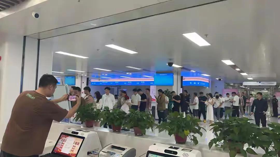 男子为520第一个领证排一夜队-图2