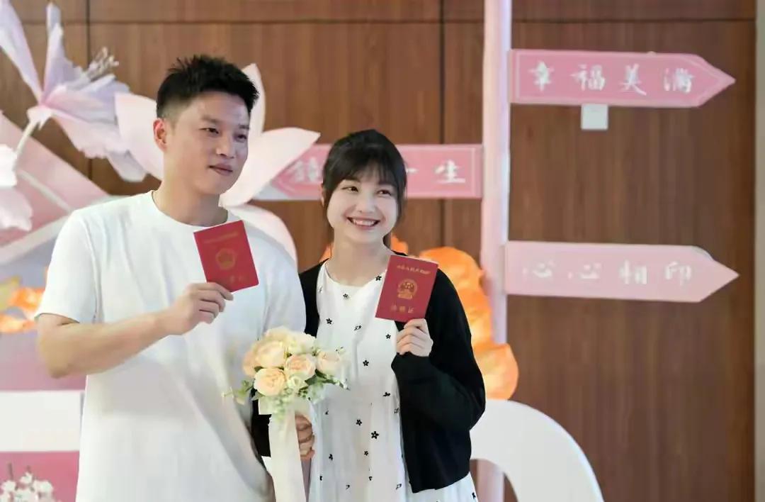 男子为520第一个领证排一夜队-图3