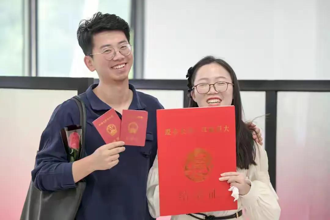 男子为520第一个领证排一夜队-图4