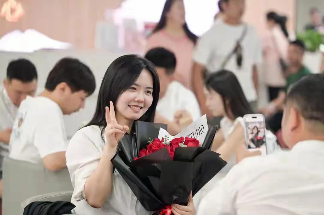 男子为520第一个领证排一夜队-图5