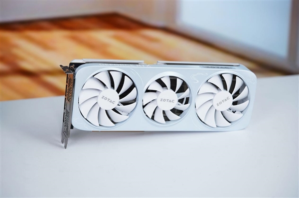 温润如玉！索泰RTX 5060月白显卡图赏-图2