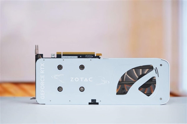 温润如玉！索泰RTX 5060月白显卡图赏-图5