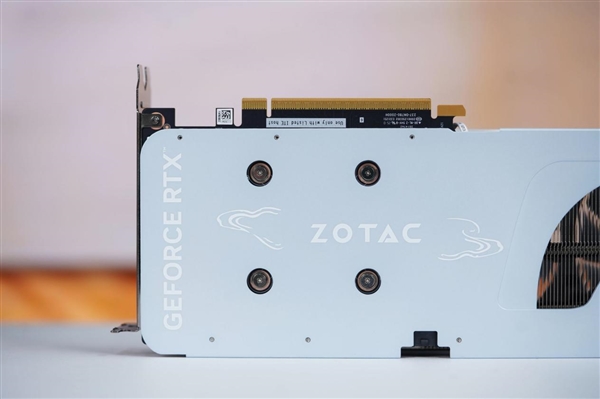 温润如玉！索泰RTX 5060月白显卡图赏-图7
