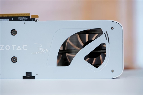 温润如玉！索泰RTX 5060月白显卡图赏-图8