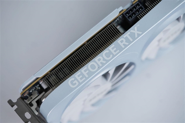 温润如玉！索泰RTX 5060月白显卡图赏-图12