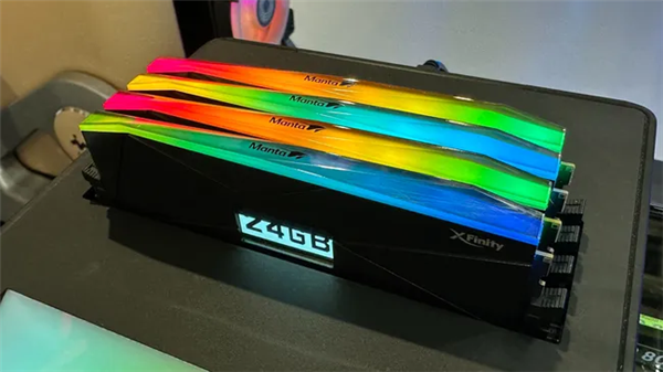 万物皆可屏！全何展出全球首款带LCD屏DDR5内存-图1