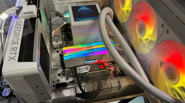 万物皆可屏！全何展出全球首款带LCD屏DDR5内存-图3