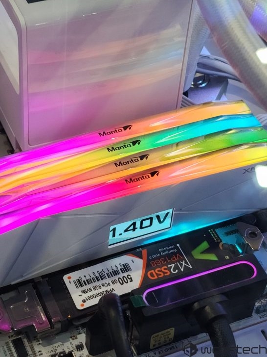 万物皆可屏！全何展出全球首款带LCD屏DDR5内存-图4