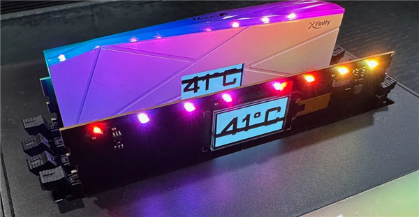 万物皆可屏！全何展出全球首款带LCD屏DDR5内存-图6
