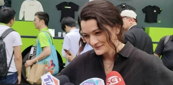 黄仁勋妻女现身中国台北电脑展：女儿黄敏珊超像爸爸-图2