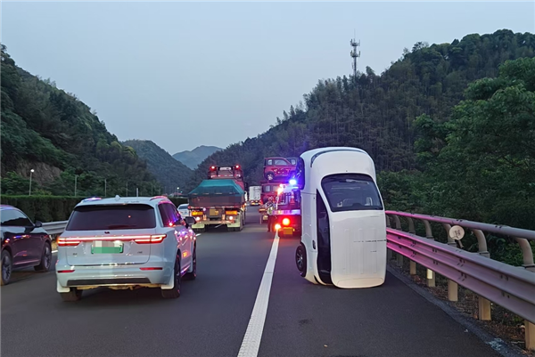 高速惊现站立的小汽车：车身90度直立稳如雕塑-图1