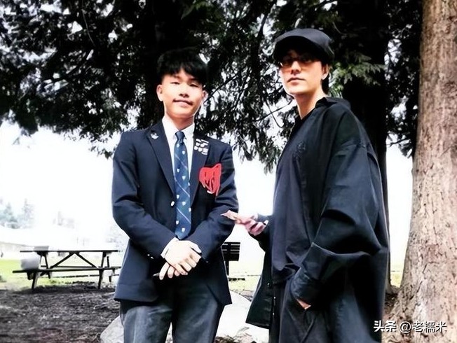 陈坤儿子大学毕业 父子俩合照庆祝