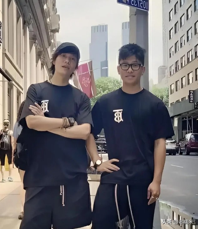 陈坤儿子大学毕业 父子俩合照庆祝