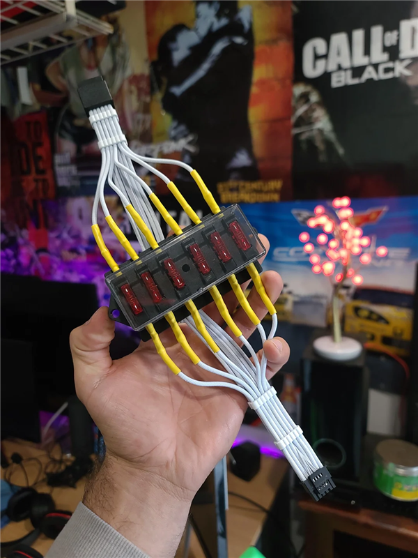 防止显卡接口烧熔！玩家给RTX 4090电源线装上保险丝：但还有更狠的-图1