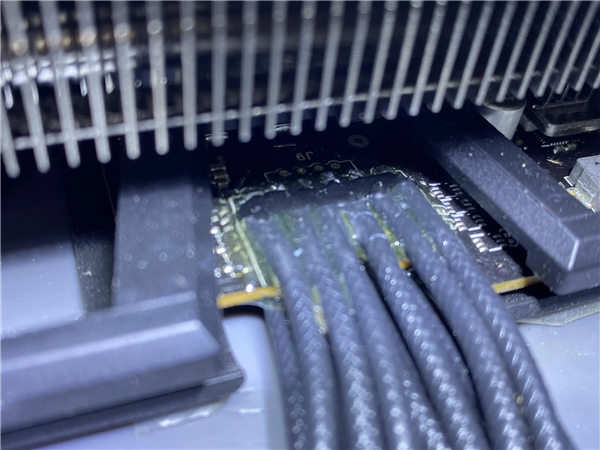 防止显卡接口烧熔！玩家给RTX 4090电源线装上保险丝：但还有更狠的-图2