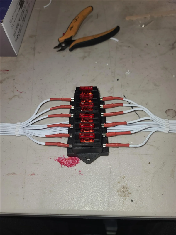防止显卡接口烧熔！玩家给RTX 4090电源线装上保险丝：但还有更狠的-图4
