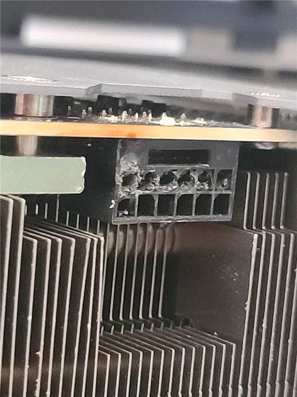 防止显卡接口烧熔！玩家给RTX 4090电源线装上保险丝：但还有更狠的-图5