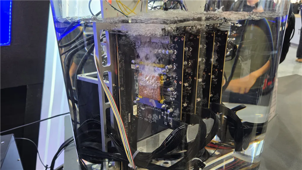 价值36万的散热方案！安耐美推出浸没式液冷：压制四块RTX 5090没压力-图2