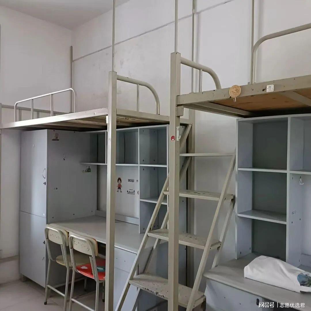 广东医科大学环境怎么样？上床下桌，独立卫浴，还能免费喝椰子水-图3