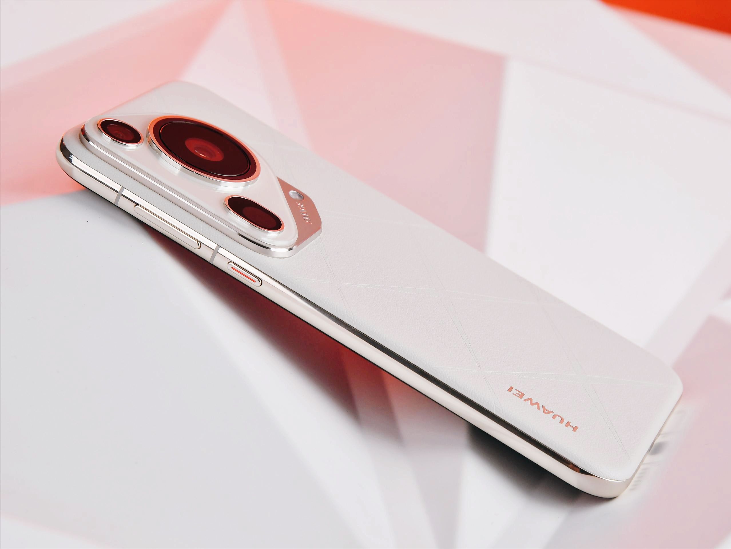 华为Pura80 Ultra工程机首曝,采用三角形相机模组,影像再升级