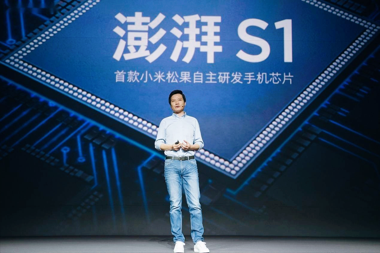 雷军坚持十年造芯,多年投入已超500亿,为何却被网友群嘲?