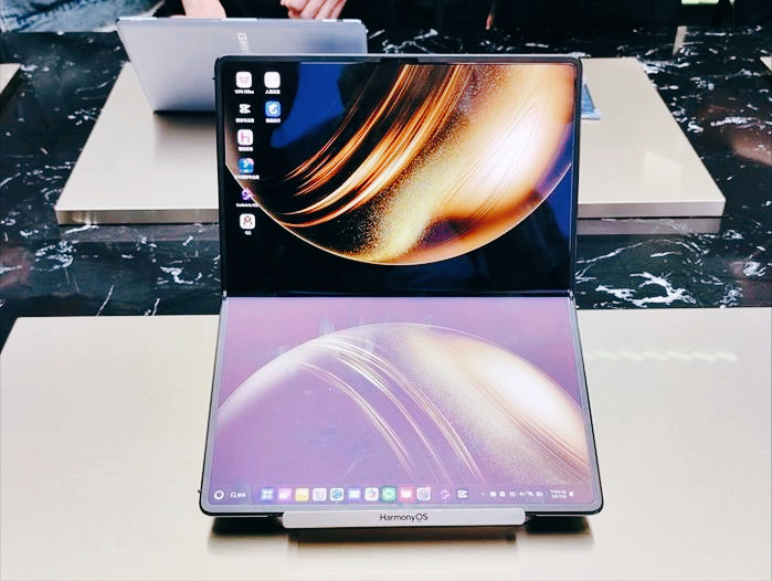 华为鸿蒙折叠PC抢疯了，超15万人预约+加价3880元，还是一机难求
