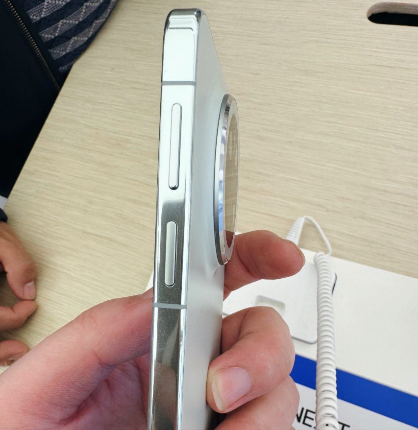 华为自研指纹技术破局!Pura80或首发屏下方案,Mate80走侧边路线