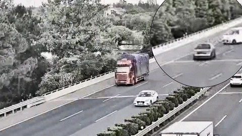 高速爆胎 男子一脚刹车失控翻车 这么做才对-图1