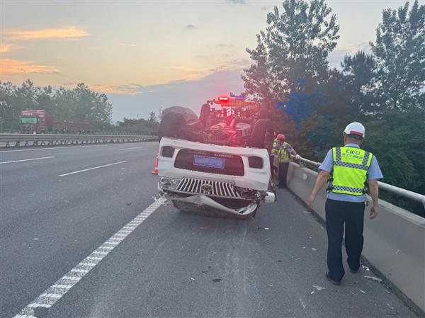 高速爆胎 男子一脚刹车失控翻车 这么做才对-图2