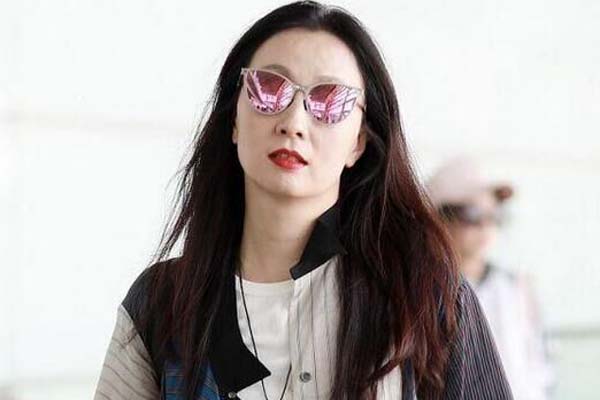 徐峥的女儿被曝光颜值超高叫什么名字 在机场公然不让陶虹牵手被爸爸宠坏了-图2