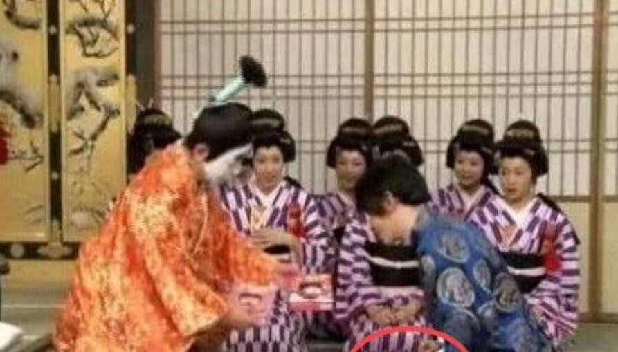刘谦怎么消失了 跪拜天皇被封？刘谦为什么给日本人跪着磕头