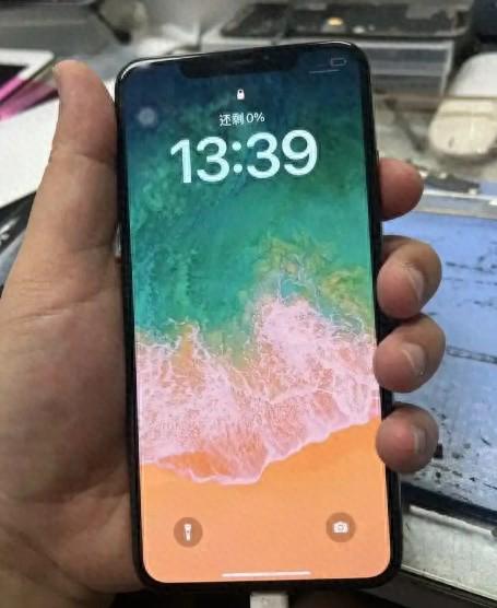 2台iPhone手机怎么互相无线充电？懂得这种方法的人并不多-图1