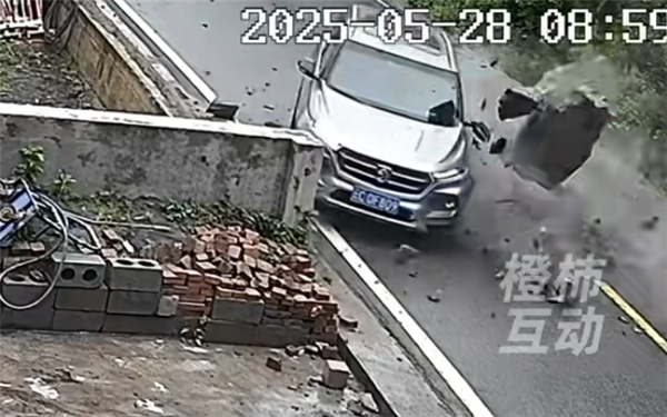 300斤巨石砸翻过路的宝骏汽车 司机幸运逃生-图1