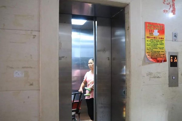 湖南电梯门是怎么回事 一对学生在电梯里亲吻起来毫不在意旁人-图1