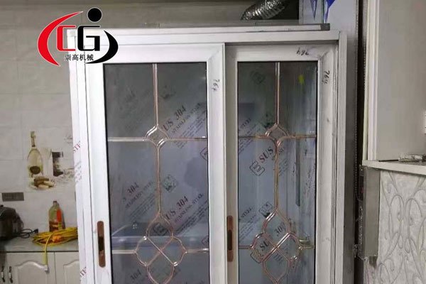 湖南电梯门是怎么回事 一对学生在电梯里亲吻起来毫不在意旁人-图2
