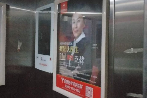 湖南电梯门是怎么回事 一对学生在电梯里亲吻起来毫不在意旁人-图4