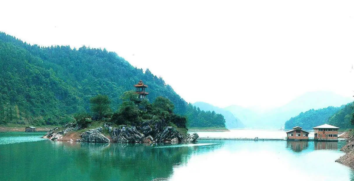浪石金滩旅游攻略：以天然鹅卵石沙滩和竹筏漂流为特色