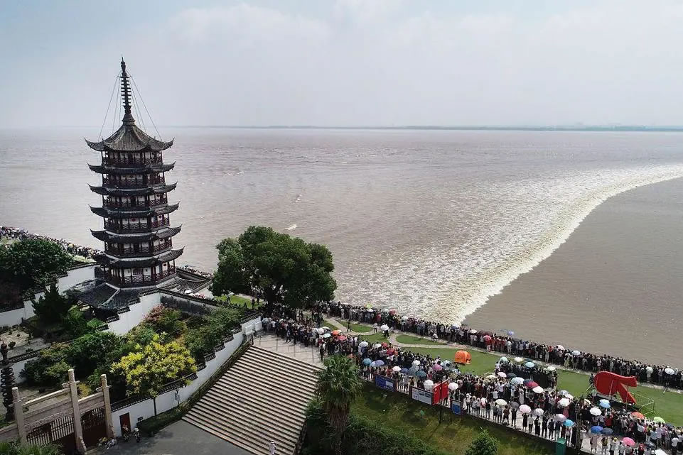 盐官观潮景区旅游攻略：展现古镇与钱塘江大潮的壮丽景观