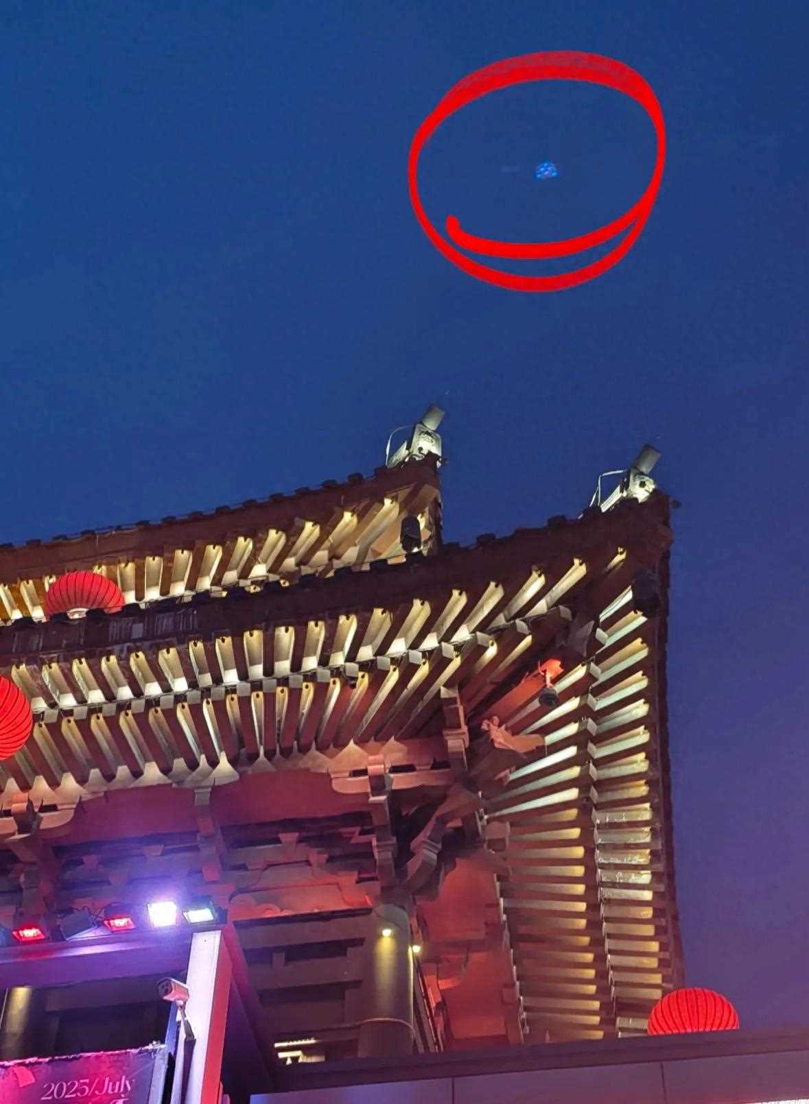 惊!西安上空现大量白点状不明飞行物,引发全城热议