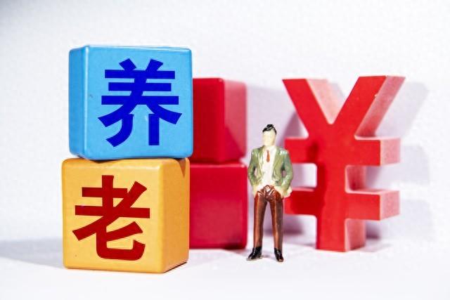 在上海交了8年职工社保，还差2个月达到退休年龄，续缴还是退保？