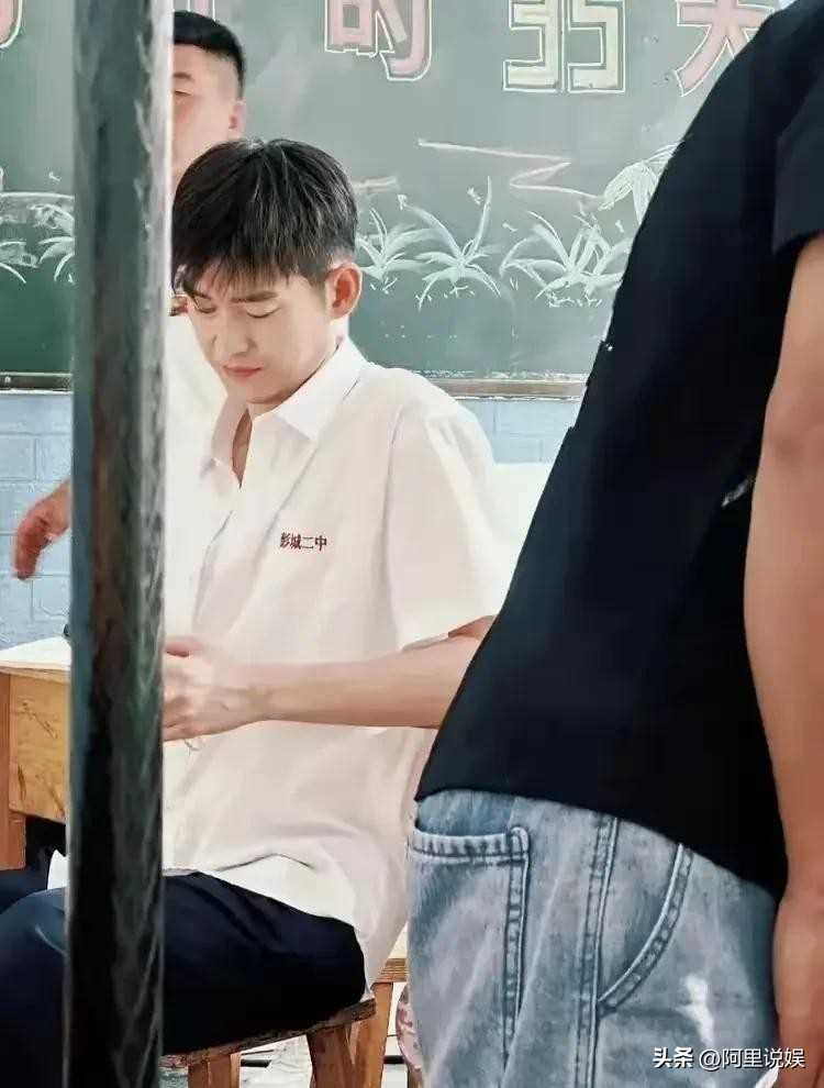41岁张翰扮嫩演高中生被说太老,这事背后还有这些原因的