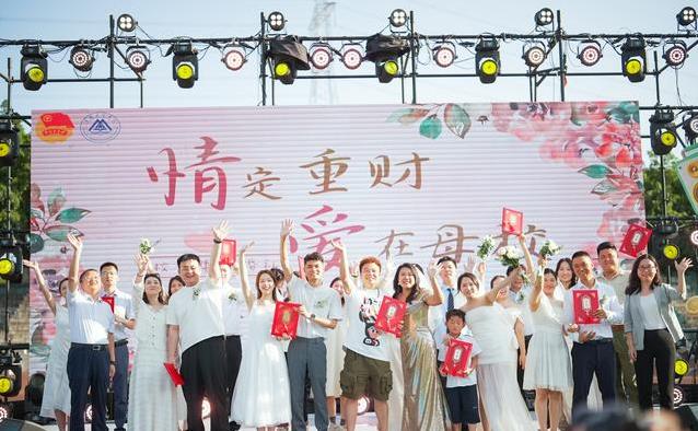 12对校友重回母校办婚礼，操场变红毯，他们的爱情藏不住-趣考网