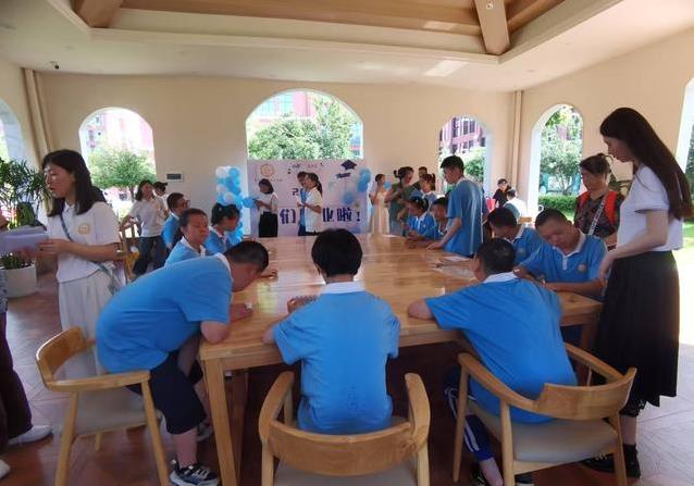 特殊学生毕业典礼，企业当场签约，他们凭什么感动全场？-趣考网
