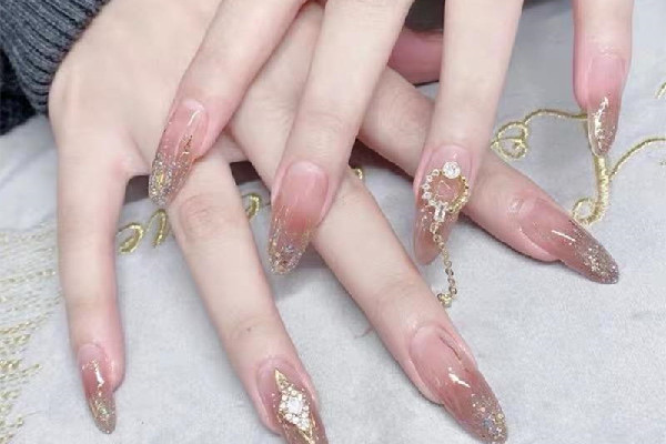 光疗美甲和普通美甲有什么区别？光疗美甲是什么意思