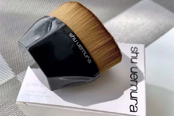 植村秀粉底刷真的好用吗？植村秀粉底刷的正确使用方法