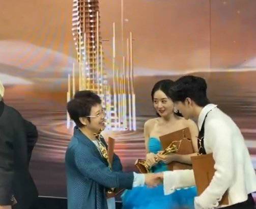 赵丽颖1v5天涯?北京昆仑饭店八卦赵丽颖1战5的成名之路-图3 赵丽颖1v5天涯?北京昆仑饭店八卦赵丽颖1战5的成名之路-图3