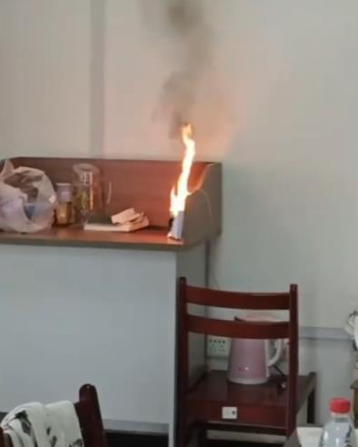 罗马仕充电宝非召回款又自燃 学生：在学校图书馆突然爆炸(图2)
