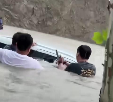 暴雨引发洪水淹没车顶 央视点赞五菱4S店员工破窗救人