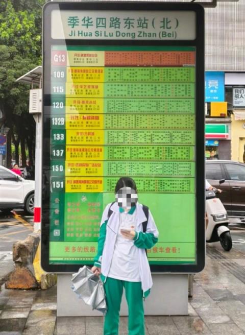 佛山一公交牌目测超3米 网友吐槽：是给姚明看的(图2)