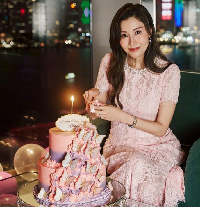 李嘉欣55岁庆生照曝光，竟一点没有老！香港“原配公敌”依然强得可怕